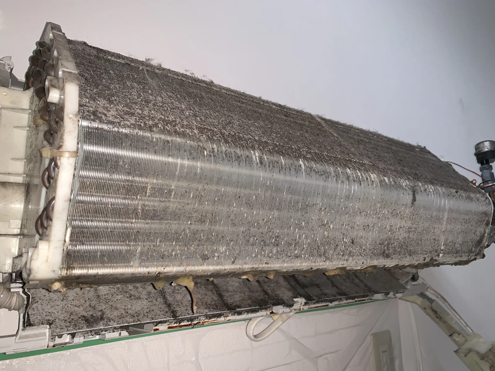 洗浄前の熱交換器。汚れが付着している状態