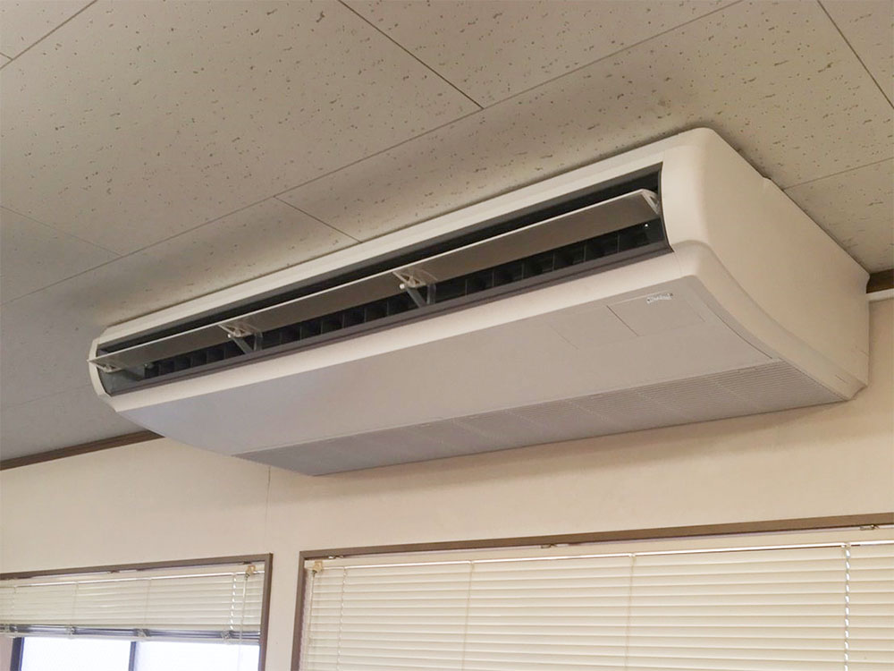 本体全体が見える天井吊形の業務用エアコン